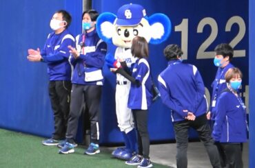 球団スタッフになりきるドアラ(2021/04/18)