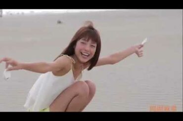 岡副麻希がウォータースライダーで魅せる