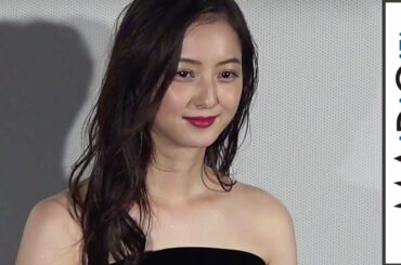 佐々木希「大胆に肌見せ」　黒のシースルーロングドレスで魅了　映画「いきなり先生になったボクが彼女に恋をした」TIFF 上映舞台あいさつ１