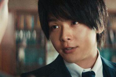 中村倫也、ミステリアスで少し天然な探偵に！優しいほほ笑みに助手感激　ウェブ動画「忍び寄る口唇ヘルペスの予感」