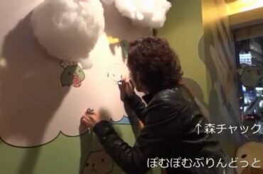 グル～ミ～の森チャック先生がカピバラさんカフェで壁にサインを♪