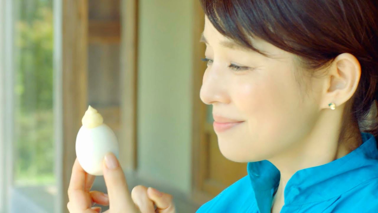 石田ゆり子、ゆで卵にマヨネーズたっぷりトッピングでニッコリ/味の素「ピュアセレクトマヨネーズ」CM