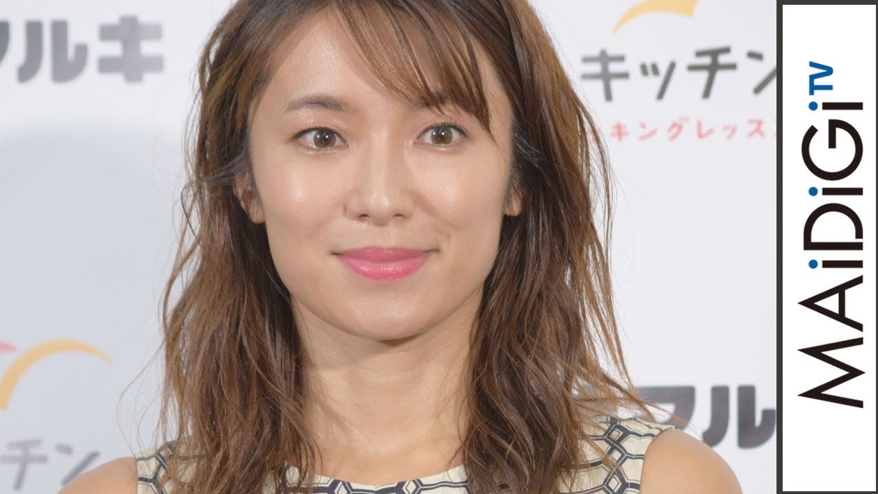 内山理名、ノースリワンピで大人の着こなし ピンクリップでフェミニンに