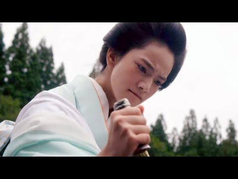 雪姫(小松菜奈)が盗賊に襲われるも華麗な動きで相手を倒す!映画『サムライマラソン』本編映像