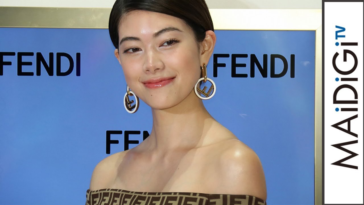 森星、フェンディのオフショルワンピで美肌見せ 白ショートブーツで秋の装い