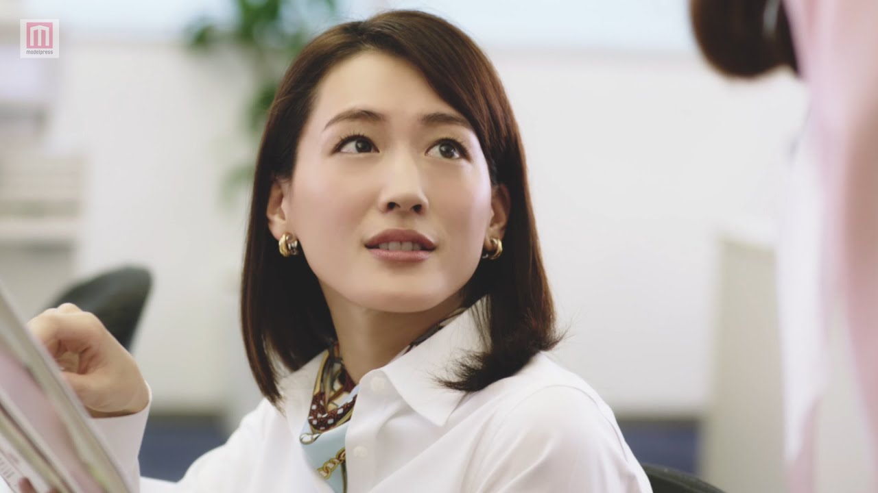 綾瀬はるか、1995年のオフィスにタイムスリップ<新CM>