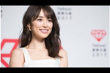 泉里香”ボディラインが出るドレス”で「yahoo!検索大賞」に登壇
