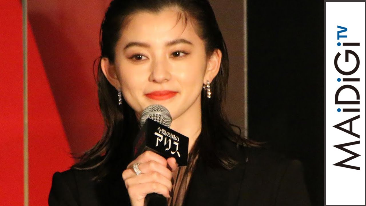 朝比奈彩、“9頭身美女”がエレガントな大人の黒コーデ オールバックヘアでハンサムに