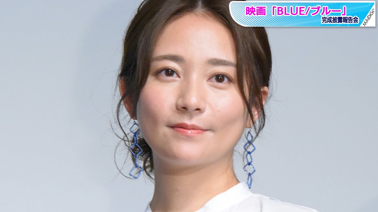 木村文乃、ブルーコーデで美脚ちら見せ 映画タイトルと“リンク”した大人の装い