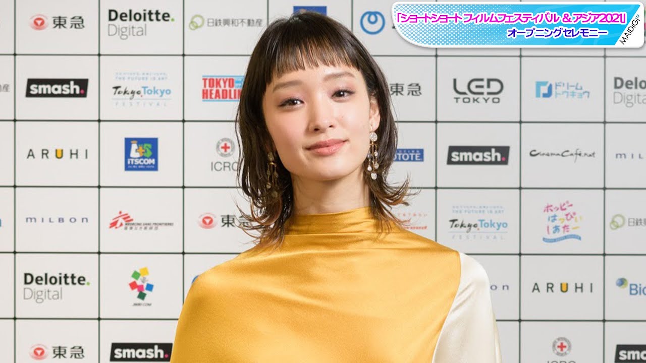 剛力彩芽、華やか光沢ドレスでエレガントに 映画祭オープニングでMCに