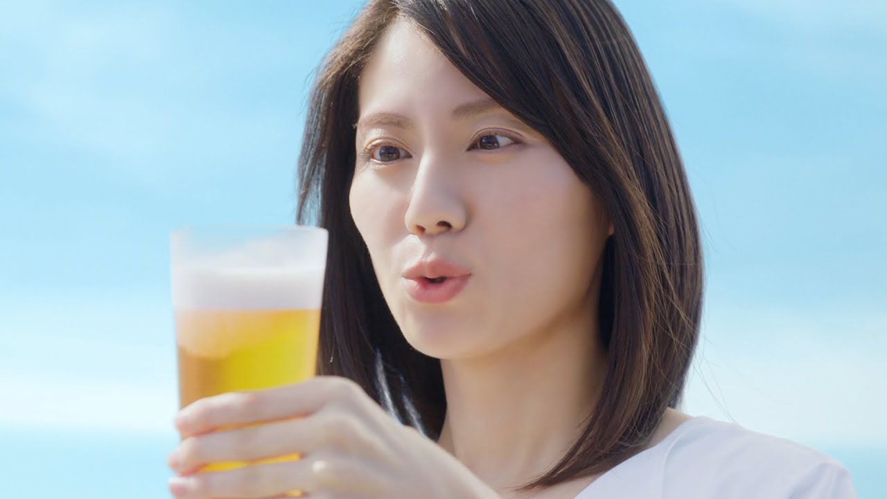 松下奈緒、青空の下ビールを味わう 「キリン カラダFREE」新CM