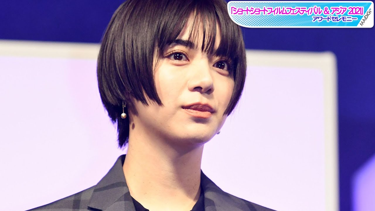 池田エライザ、超ミニボトムですらり美脚 チェックオンチェックの上級者コーデ