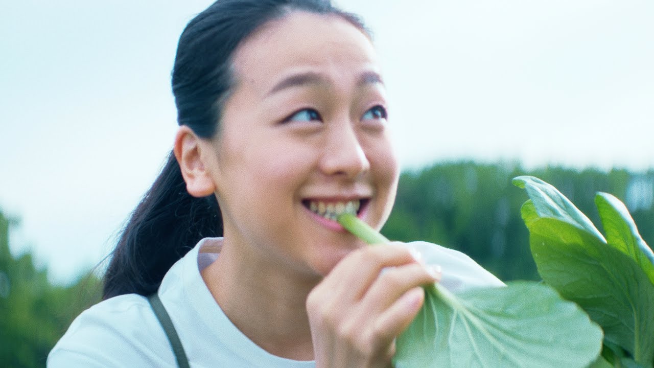 浅田真央、とれたて野菜をパクッ 新ウェブ動画「ARSOA PRESENTS MAO ASADA A DAY IN KOBUCHISAWA」