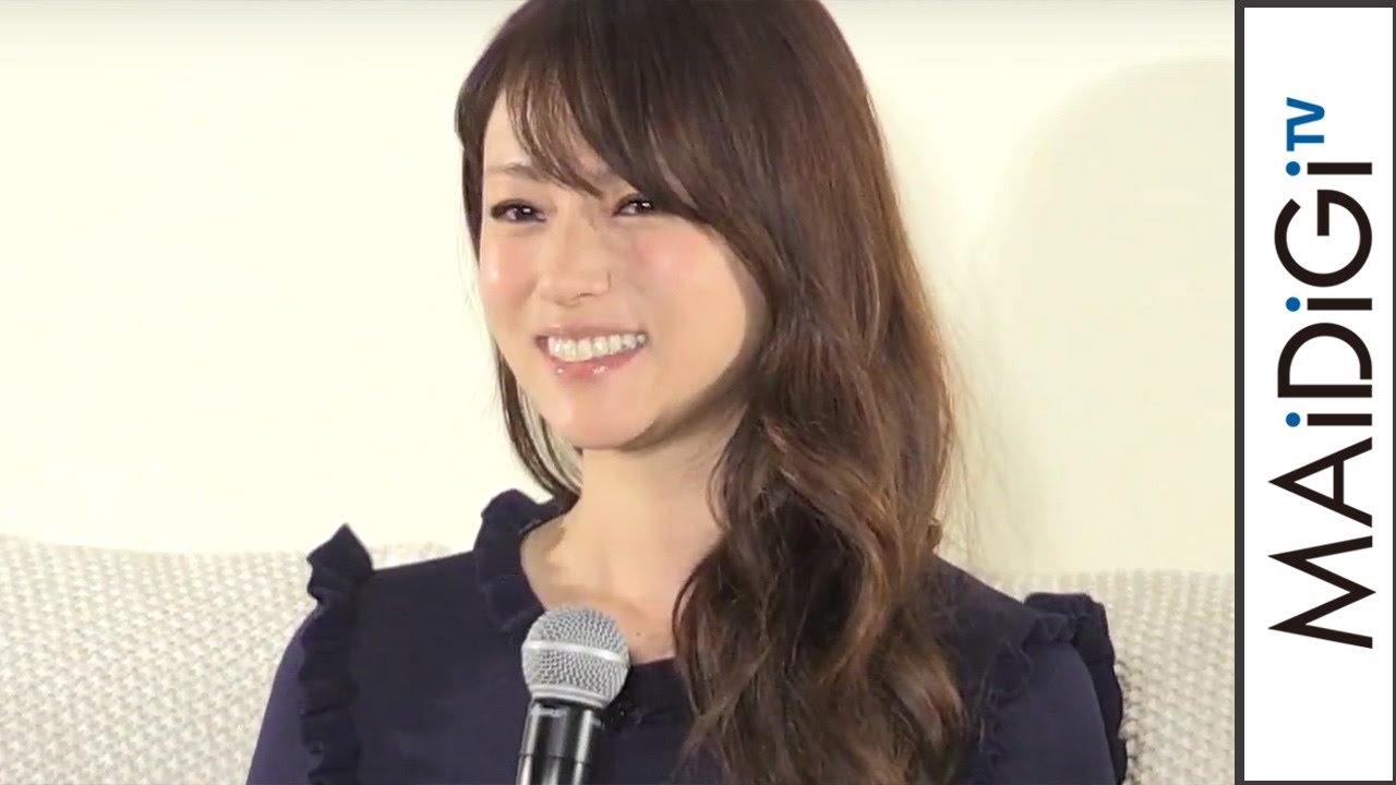 深田恭子、黒のニットにワイドパンツ 「部屋着」イメージのリラックスコーデ 「ヱビス華みやび」新CM発表会1