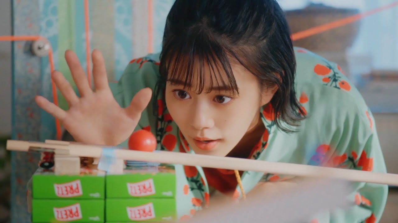 ピタゴラ装置の仕掛けが楽しい!高畑充希プリッツWEB動画「みんなのどっプリッツ デビュー」篇