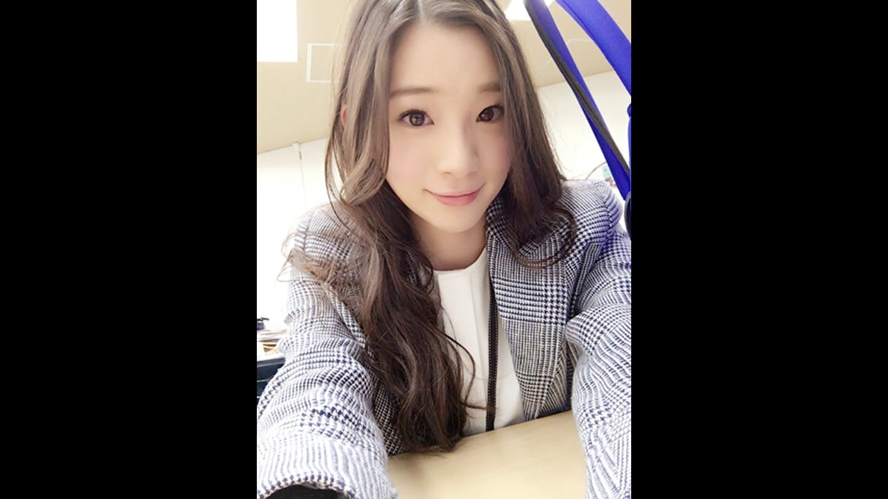 足立梨花、JK制服姿に自虐「もうダメですよ!」