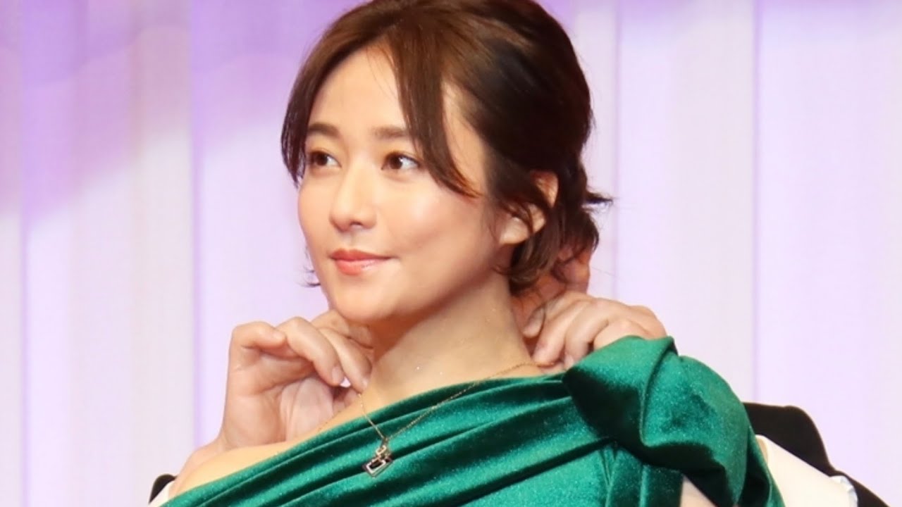 木村文乃、『ジュエリー ベスト ドレッサー賞』30代部門受賞 肩出し&背中見せ衣装でニッコリ