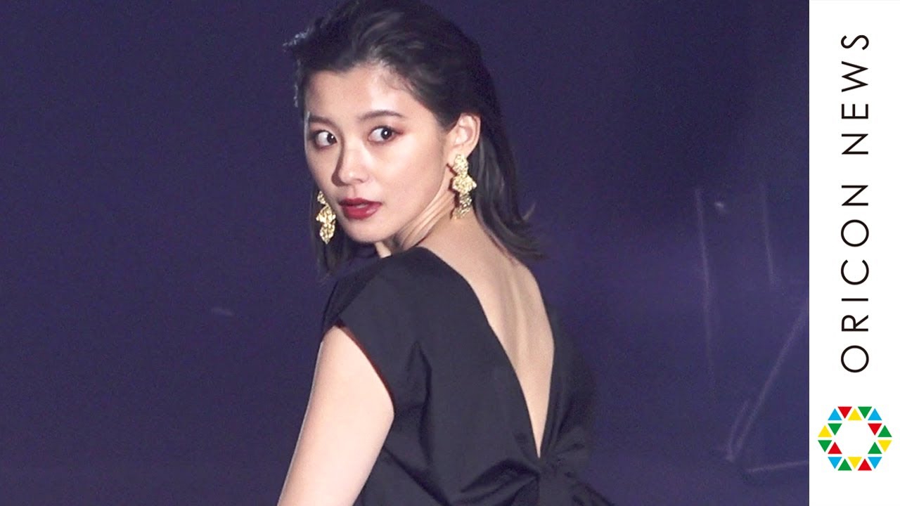 朝比奈彩、全身ブラック攻めコーデで大胆背中見せ 『今際の国のアリス』注目女優がTGCランウェイ登場 『マイナビ TGC 2021 S/S』