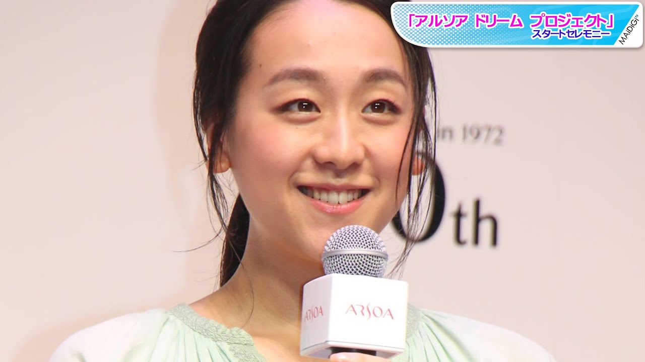浅田真央、ナチュラルカラーのふんわりワンピ姿 白サンダルで夏の装い