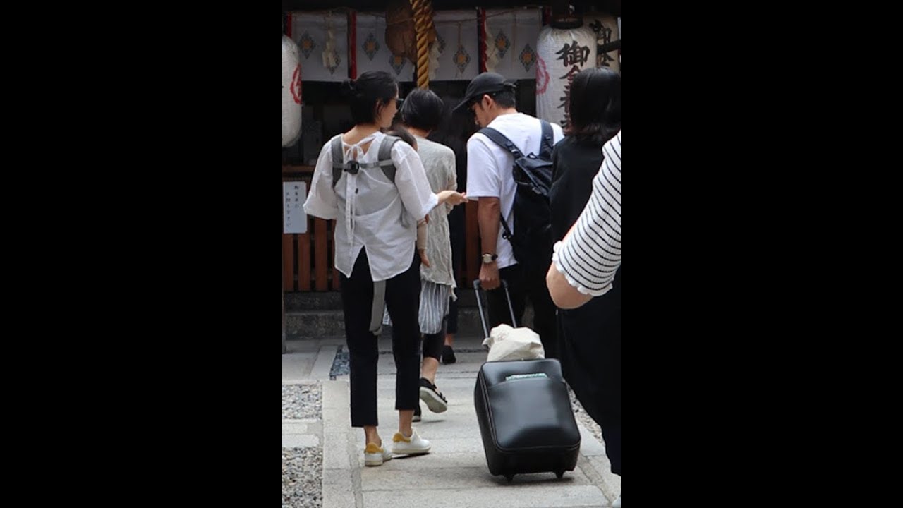 岡田准一と宮崎あおい 子連れで「金運神社」参拝姿