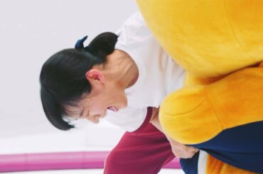 吉岡里帆、本気過ぎる相撲勝負!ポンタとガチ対決 ウェブ限定動画「すもう!UR 第一番」編