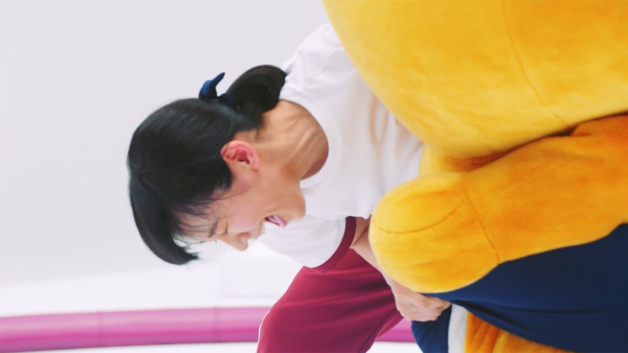 吉岡里帆、本気過ぎる相撲勝負!ポンタとガチ対決 ウェブ限定動画「すもう!UR 第一番」編