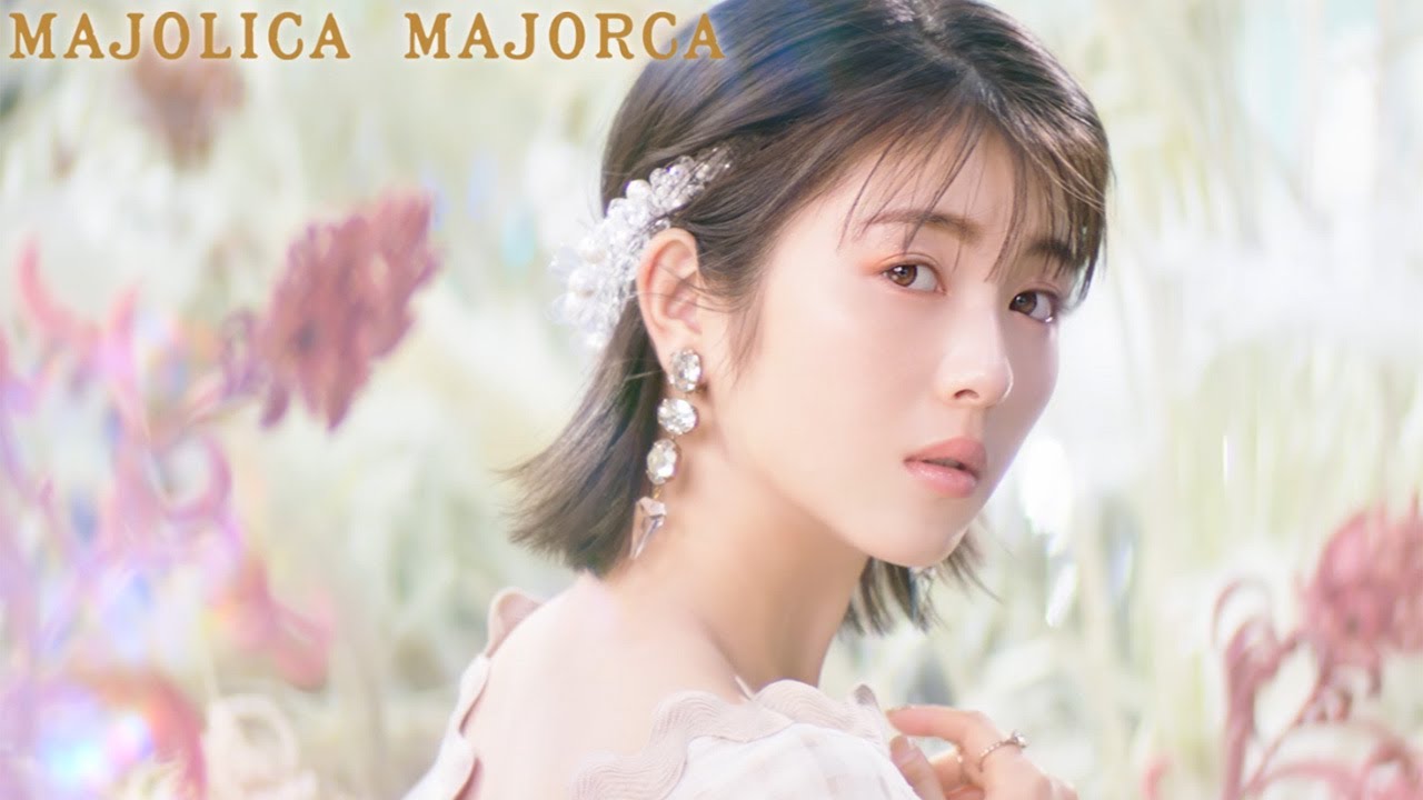 浜辺美波、美背中チラリ ふさふさ“美ロング”まつげで大きな瞳に 「マジョリカ マジョルカ」新ウェブ動画