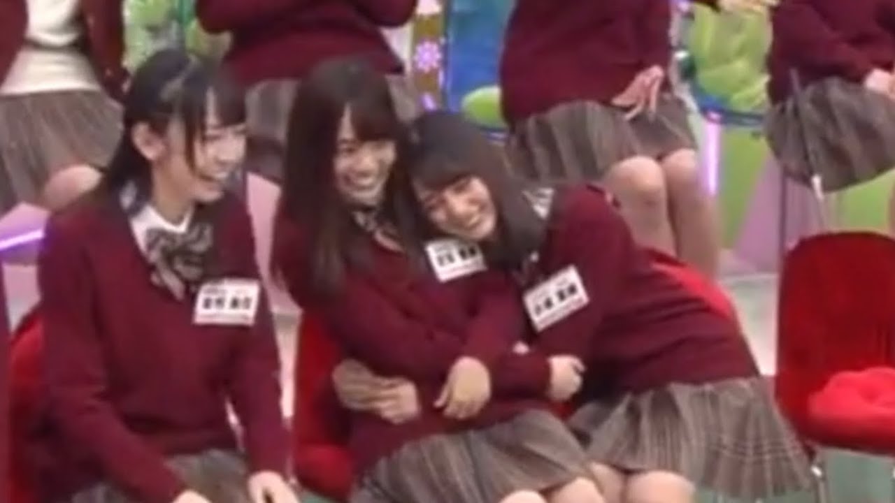 抱き合う小坂菜緒ちゃん