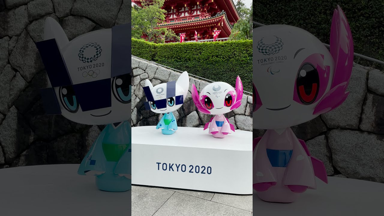 今日で東京オリンピック2020が閉幕 オリンピック公式マスコットキャラクターのミライトワとソメイティと高幡不動尊金剛寺の五十塔 2021年8月8日(東京都日野市)京王線高幡不動駅