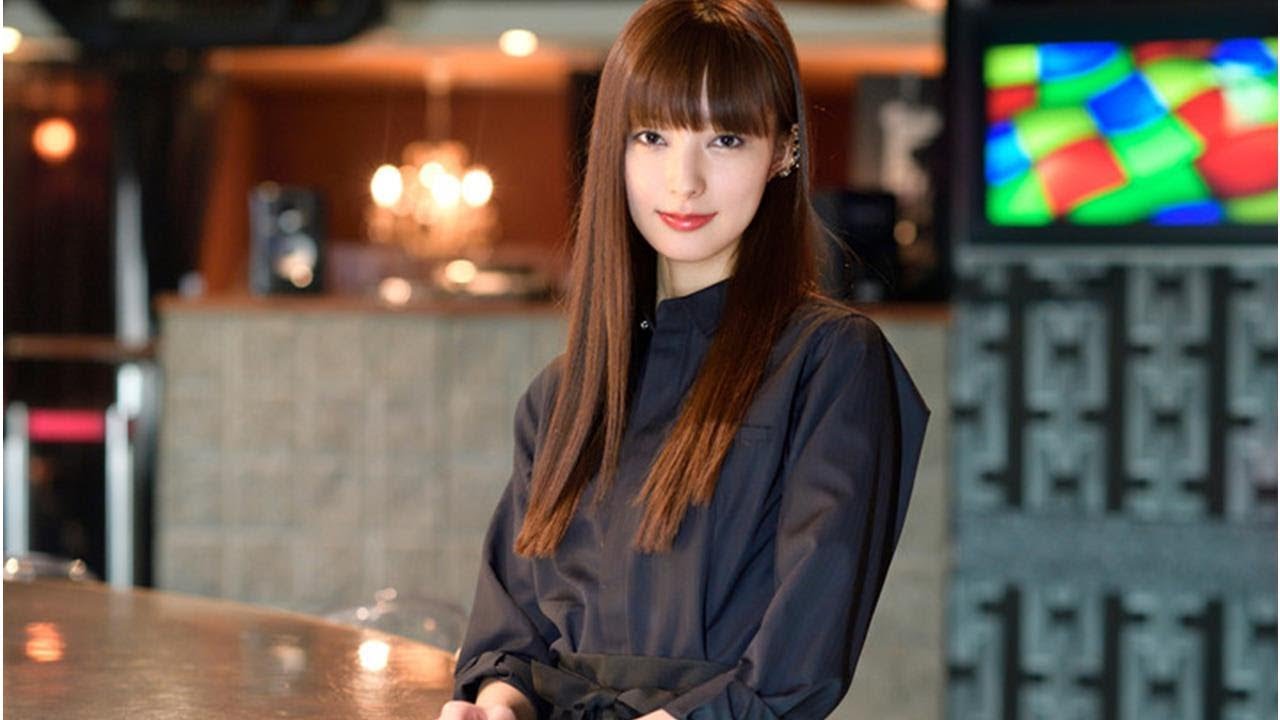 宮本茉由:CanCamモデルが「東京独身男子」で美しきバー店員に “AK男子”をクールに見守る?