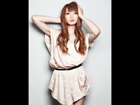 佐藤かよ キワドい水着姿を披露