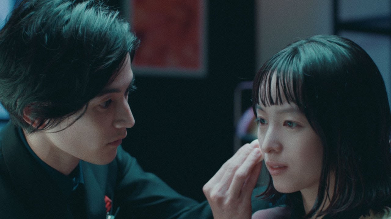 渡邊圭祐、清野菜名に接近しメイクアップ 音楽に合わせてダンスも「マキアージュ」ショートフィルム「Touching」予告