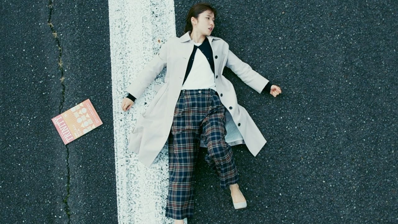 「LITE×騙し絵の牙」特別映像解禁 松岡茉優がアスファルトに倒れて… 本編シーンも