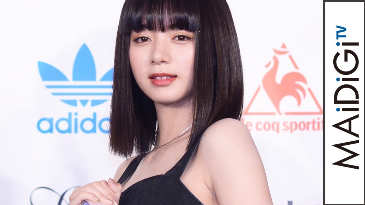 池田エライザ、美デコルテ際立つ黒キャミワンピ×白スニーカーで「スニーカーベストドレッサー賞」 杉野遥亮、emma、E-girls・YURINOも