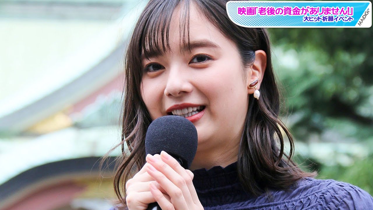 新川優愛、シックな濃紺ワンピで透け感も 上品な秋の装い、アクセでキュートさも