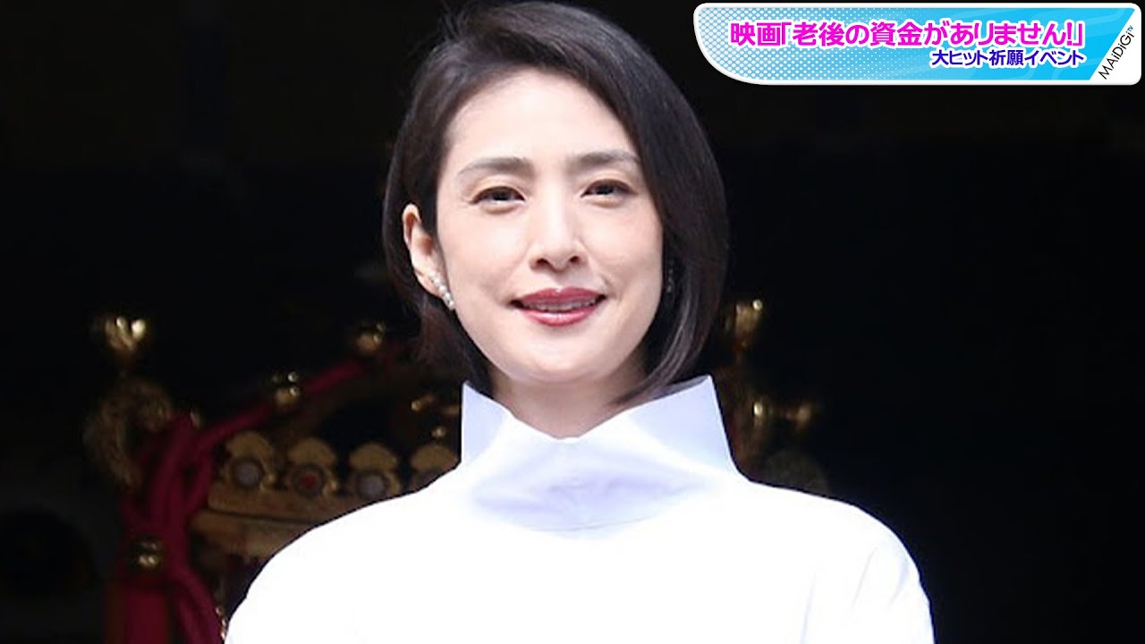 天海祐希、スリットパンツで際立つ脚線美 ハイセンスな大人のモノトーンコーデ