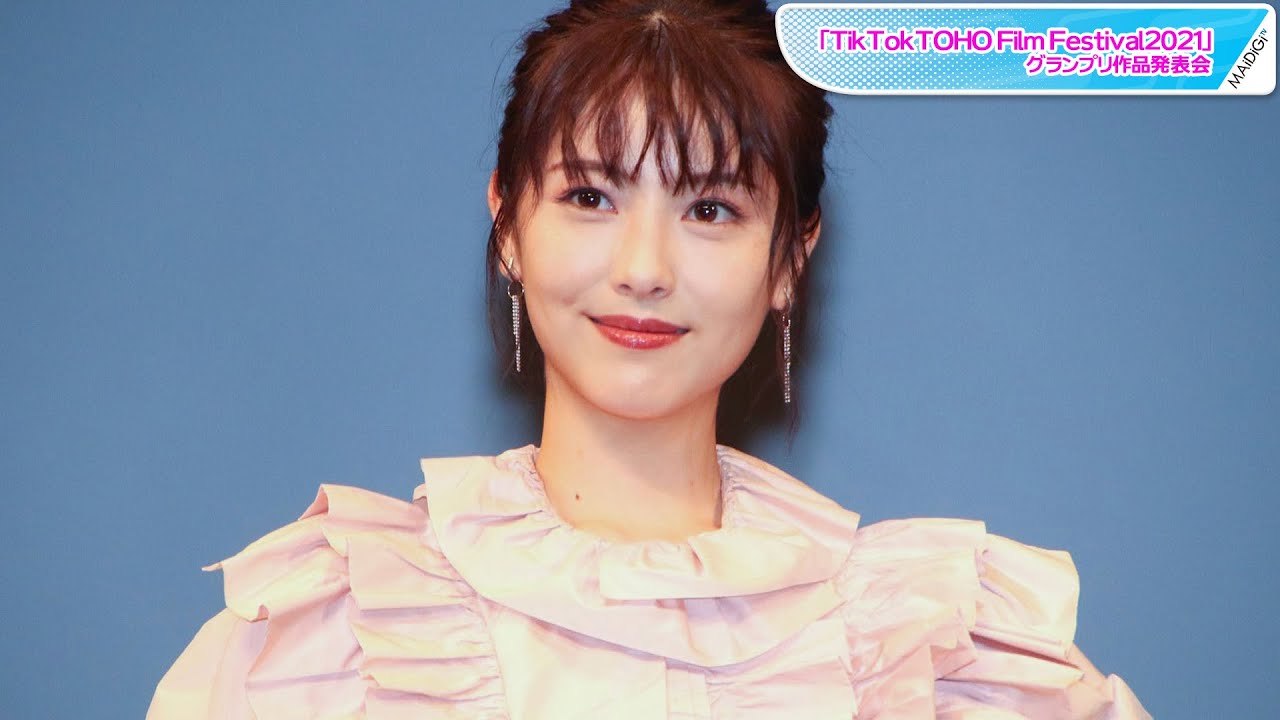 浜辺美波、フリルたっぷり! ファンシーなドレスでキュートに