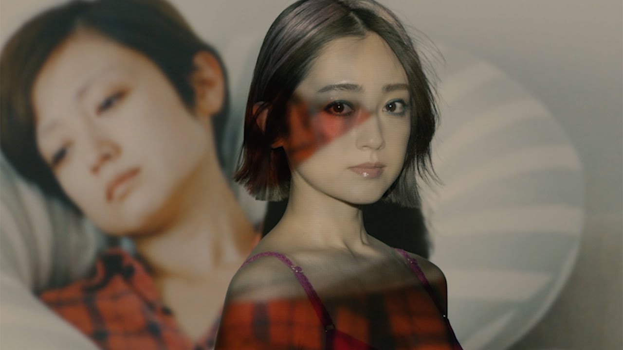 安達祐実、初のインナー着用ビジュアル 芸術的な雰囲気でクールな表情 ウンナナクール「364ブラ レース」