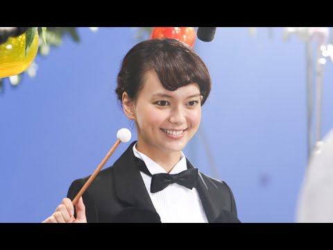 多部未華子 タキシード&蝶ネクタイ姿でCM