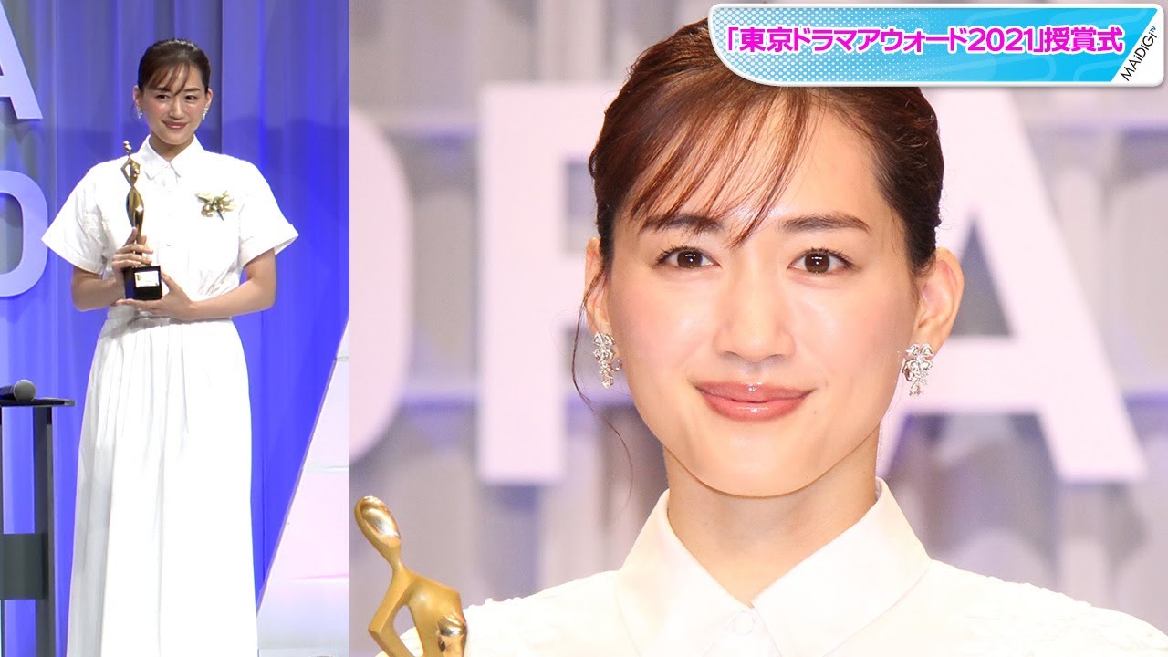 綾瀬はるか、上品スカートコーデで爽やかに キラキラアクセで華やかさをプラス