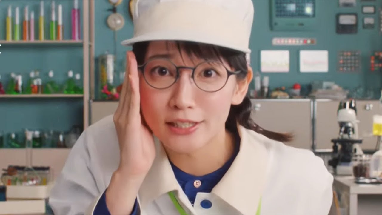 吉岡里帆、おさげ&メガネ姿で化学大好き女子に! 食品パッケージに恍惚の表情も 企業ブランドCM「DIC岡里帆シリーズ」が公開