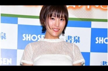 朝比奈祐美は、最初の写真集「ヌードの大きさで驚いた」でヌードを披露した。