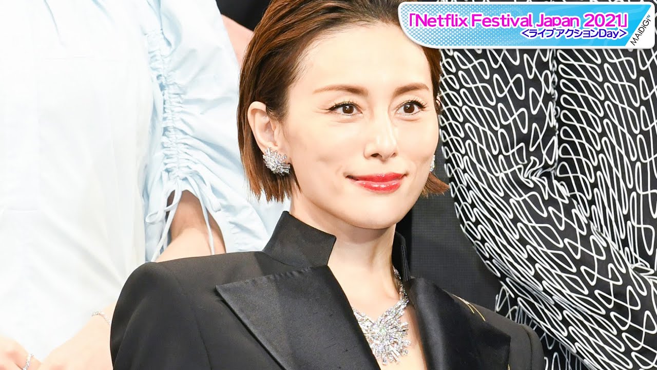米倉涼子、大きく開いた胸元にビッグジュエリー 美スタイル際立つ大人の大胆コーデ