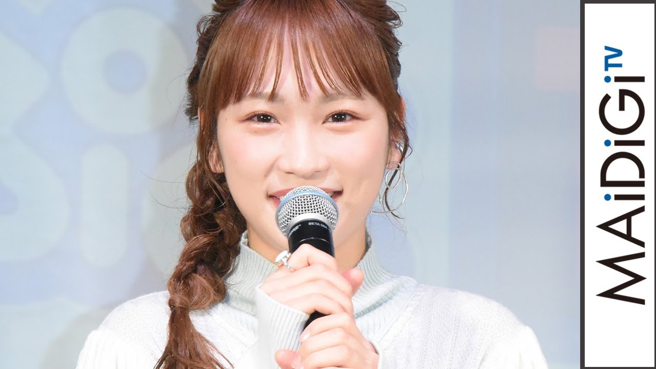 川栄李奈、冬の爽やかレイヤードコーデ 赤ブーツでクリスマスムード