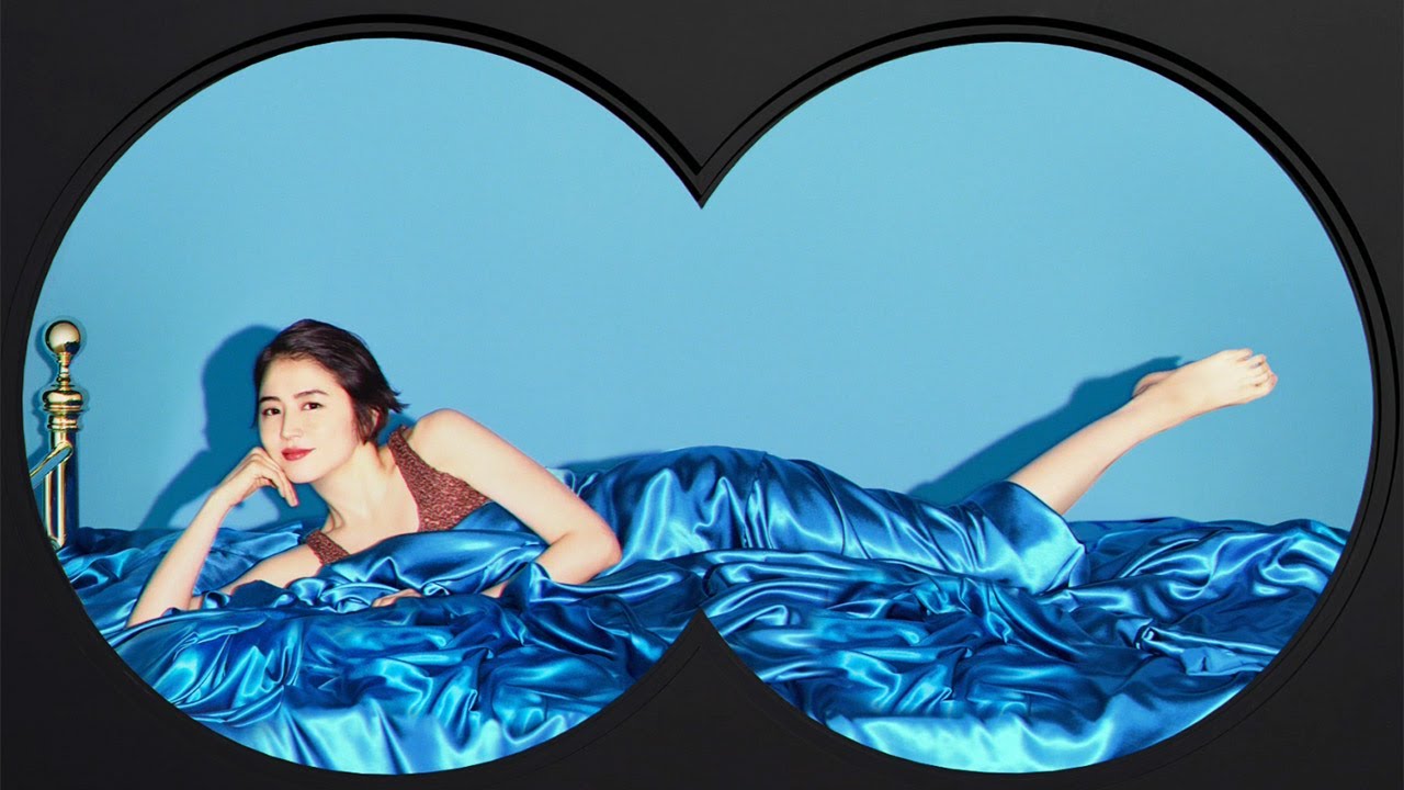 長澤まさみ&夏帆、青いベッド横たわり美肌見せ まるで海のよう… 夏のリゾート満喫?「LOWRYS FARM」プロモーション動画公開