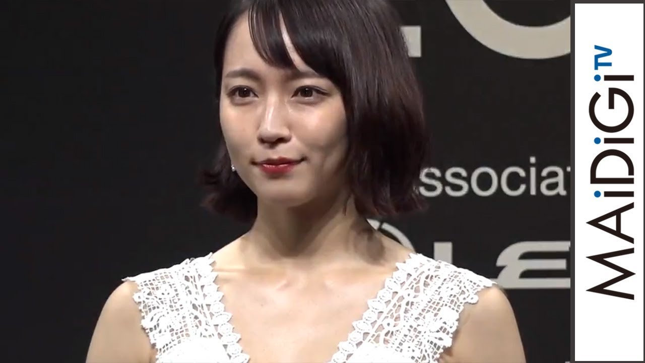 吉岡里帆「涙が出てしまうね」マネジャーと喜び分かち合う ハスキー気味の声で授賞式に