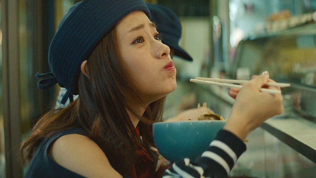 石原さとみ、肩開きマリンファッションで浦安散策 豪快に海鮮丼を…