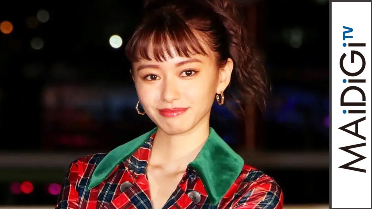 山本舞香、超ミニボトム×ロングブーツで美脚ちらり 赤チェックコートでクリスマスも意識