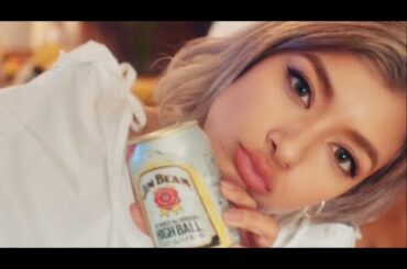 ショートボブヘアのローラとまるでお友達気分!?/ジムビームCM