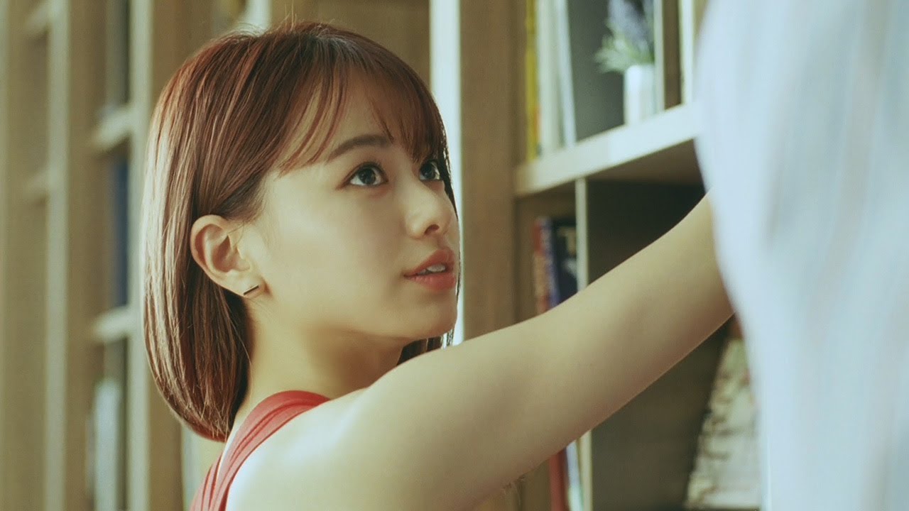 山本舞香、背中見せワンピで小関裕太と「手つなぐ?」胸キュン展開に… 「銀座カラー」新CMが公開